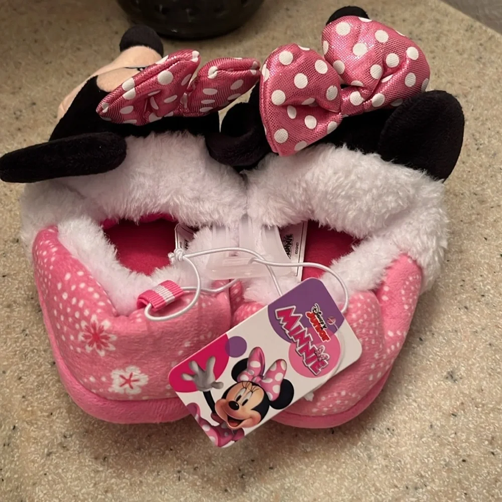 Disney Junior brand size 7/8 Minnie Mouse slippers- NWT.